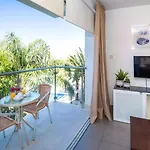 Lucile - Coralli Beachfront Lägenhet *